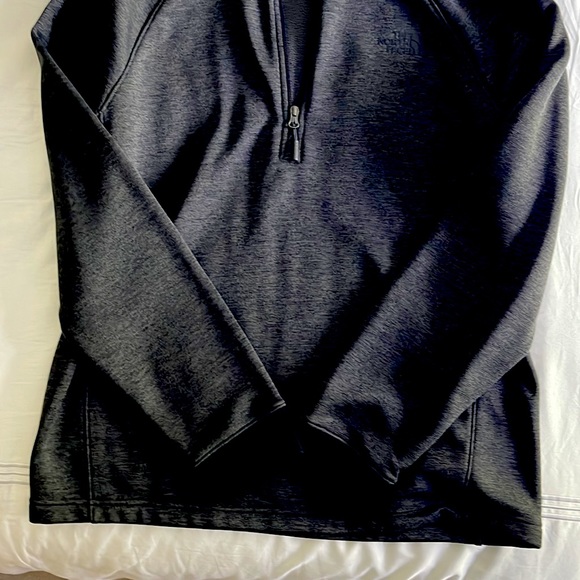 Men’s North Face quarter zip in dark gray. - Picture 4 of 4